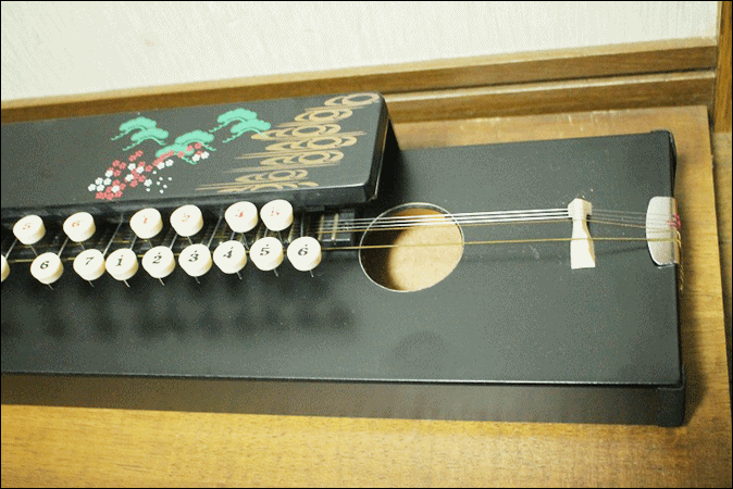 大正琴 琴 ケース付 現状品 日本楽器 和楽器 琴 弦楽器 ケース ピック アンティーク AE410 _画像2