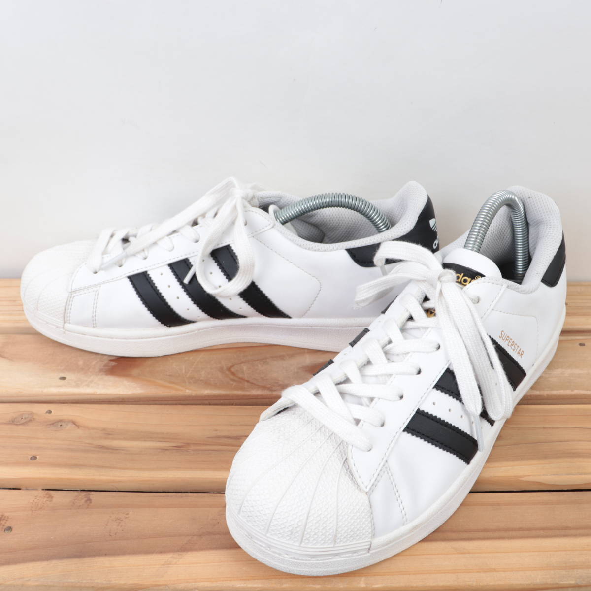 z8907 アディダス スーパースター 金ベロ US9 1/2 27.5cm/白 ホワイト 黒 ブラック adidas SUPERSTAR メンズ スニーカー 中古_画像1