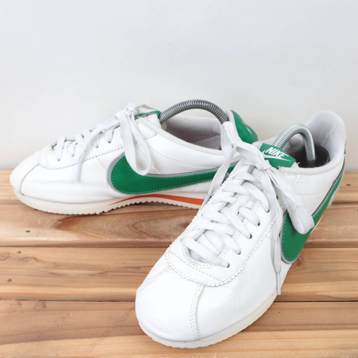 z9046 ナイキ ストレンジャーシングス クラシックコルテッツ US10 27.0cm/白 ホワイト 緑 NIKE CLASSIC CORTEZ レディース スニーカー 中古_画像1