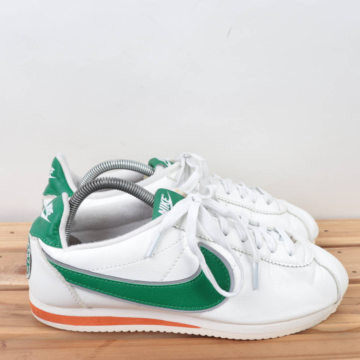 z9046 ナイキ ストレンジャーシングス クラシックコルテッツ US10 27.0cm/白 ホワイト 緑 NIKE CLASSIC CORTEZ レディース スニーカー 中古_画像3