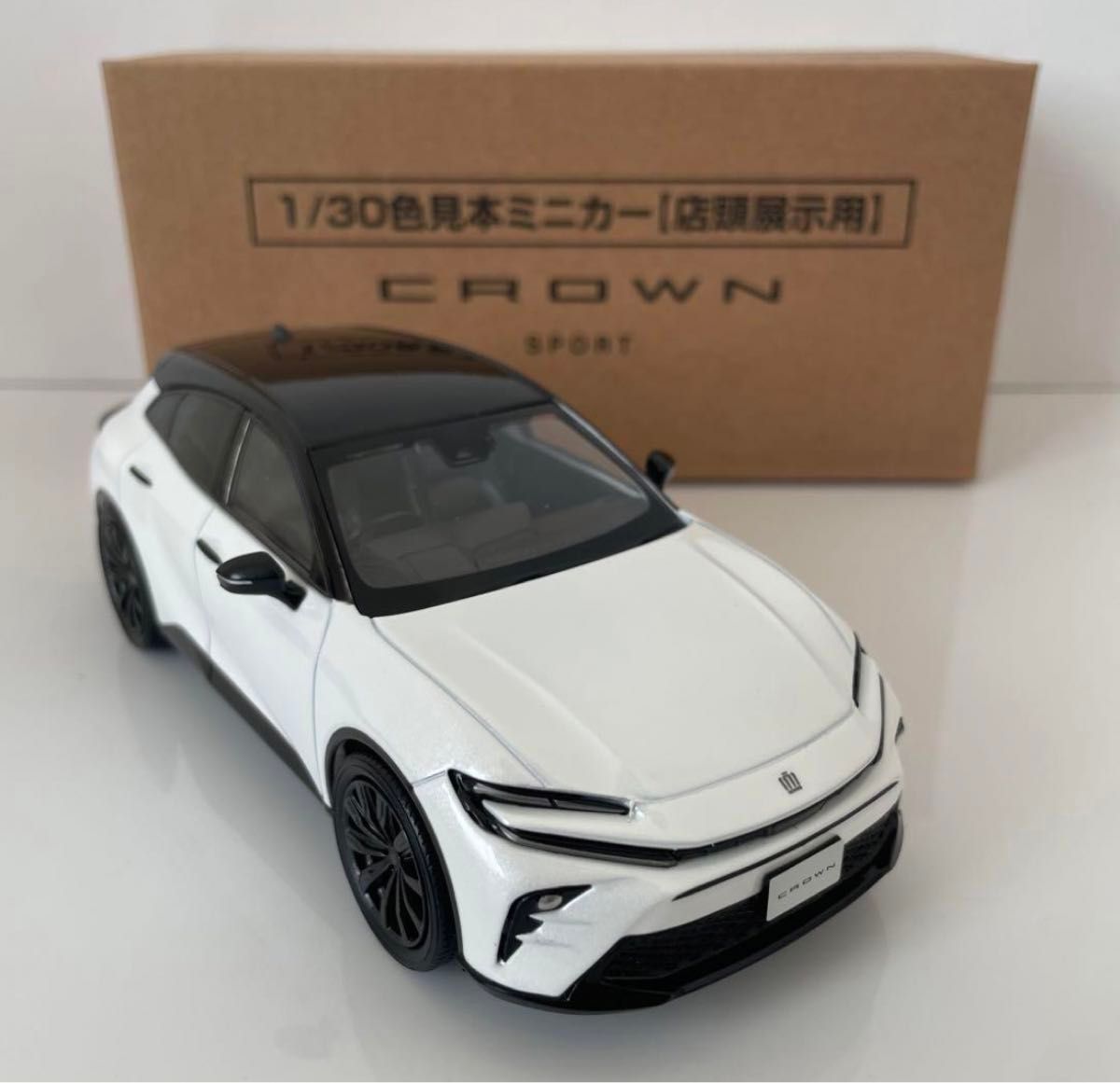 CROWN SPORT ミニカー 1/30スケール プレシャスホワイトパール トヨタ CROWN SPORT クラウン スポーツ 1/30カラーサンプル