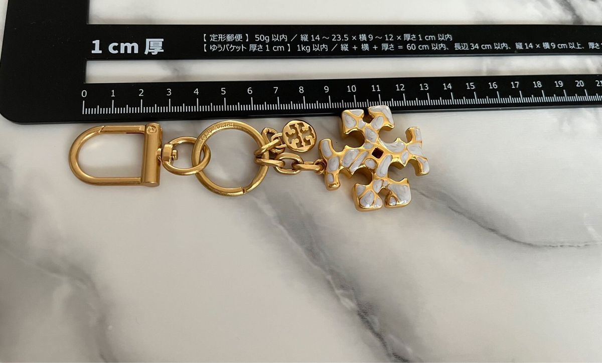 TORY BURCH キーホルダー　バッグチャーム　ロゴ&ホワイト×ゴールド色