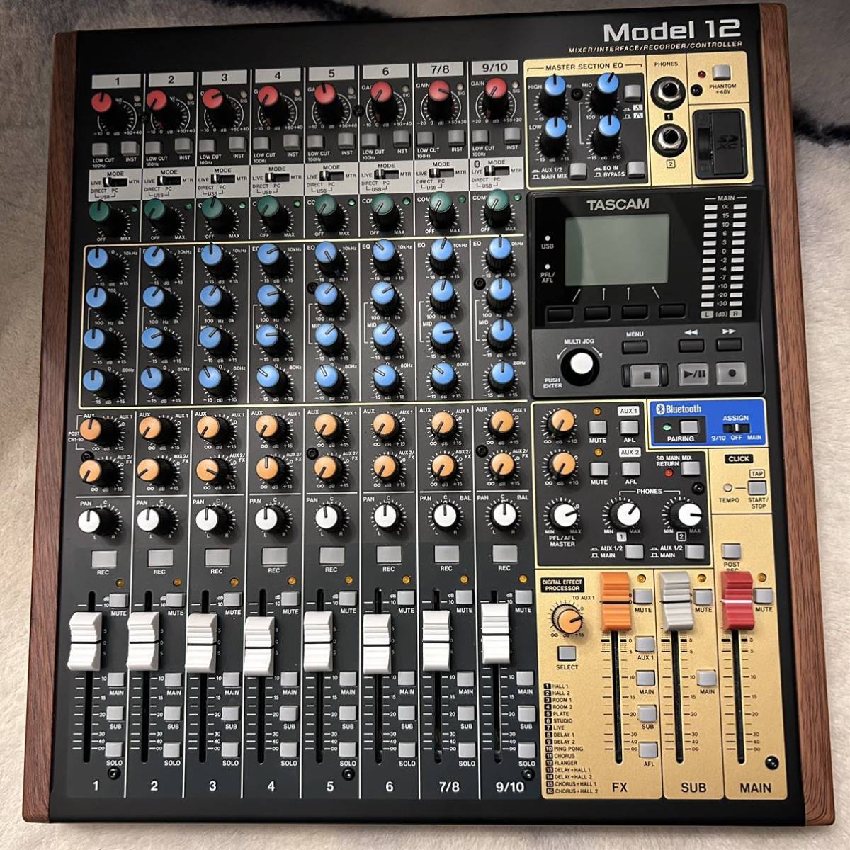 TASCAM Model 12 オールインワン・プロダクション・ミキサー TASCAM Model 12 オールインワン・プロダクション・ミキサー