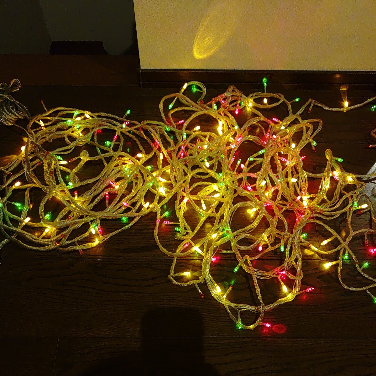 3色LEDライト 240球 中古品 防雨タイプ 赤・緑・黄色 長さ23.9m クリスマス イルミネーション イベント用にどうぞ_画像4