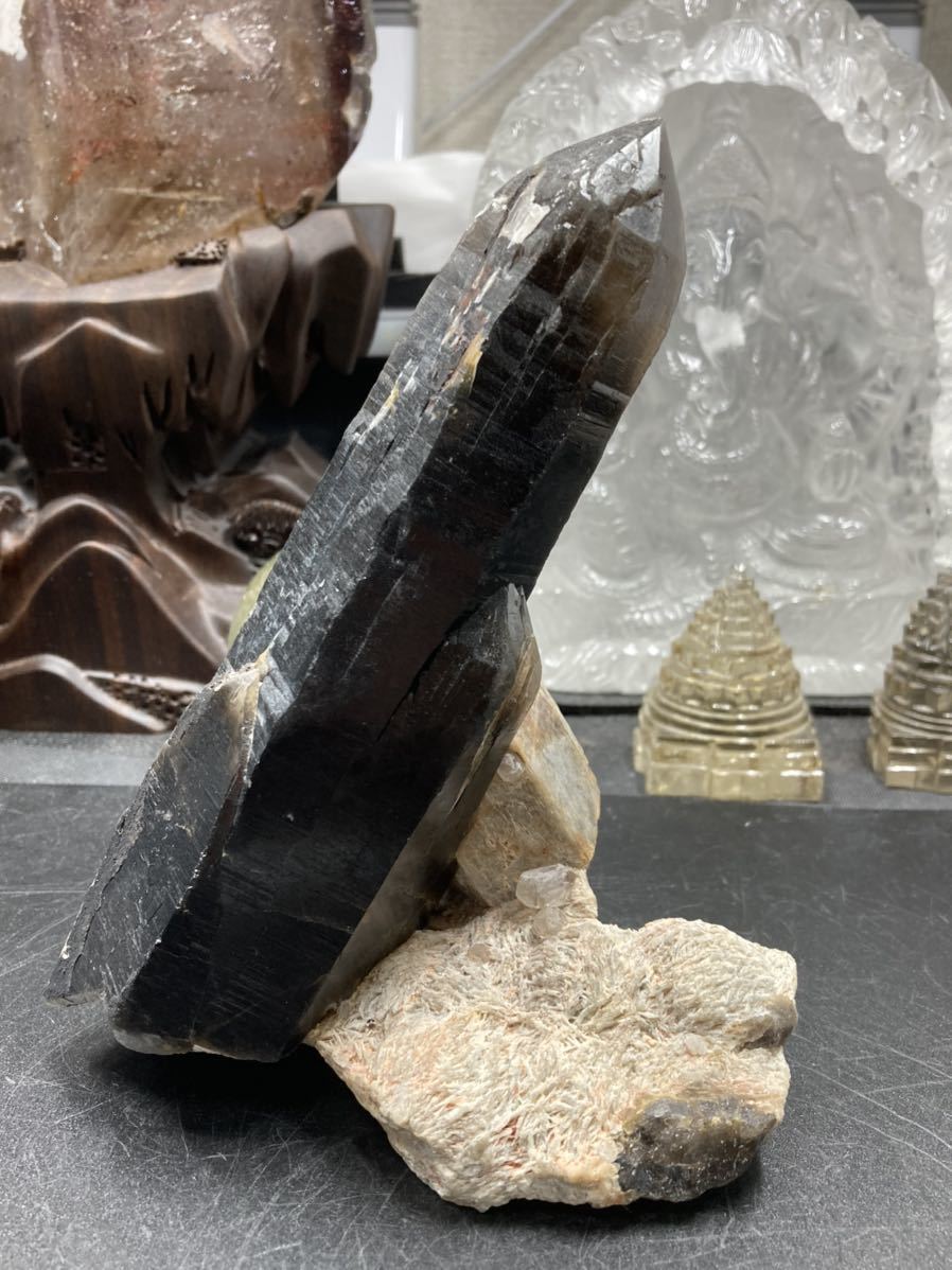 【秘蔵品】ウクライナ産 モリオン（黒水晶） セルフヒールド 母岩あり 約681g 磨きなし 1221