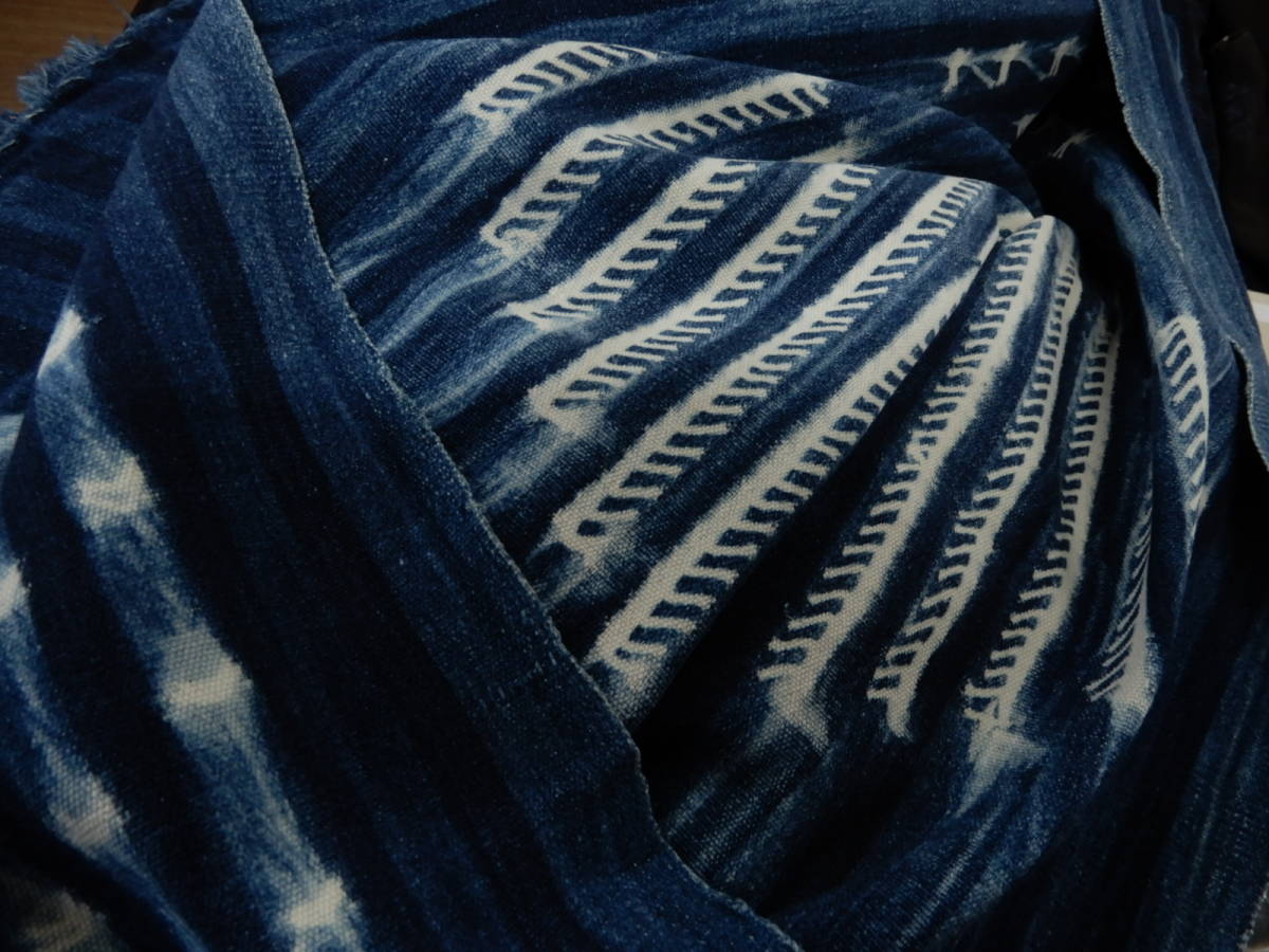 ＜銀の斧＞古布・木綿地大きなブルキナファソ藍染本絞り布・大変手間暇かけた布・手紡手織手染・巾120cm、長さ179cm・24cmの繋ぎ布_画像5