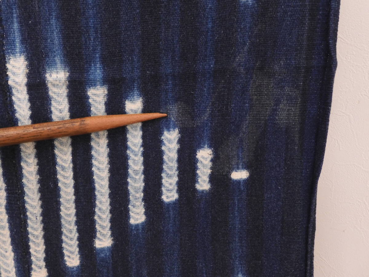 ＜銀の斧＞古布・木綿地大きなブルキナファソ藍染本絞り布・大変手間暇かけた布・手紡手織手染・巾120cm、長さ179cm・24cmの繋ぎ布_画像9