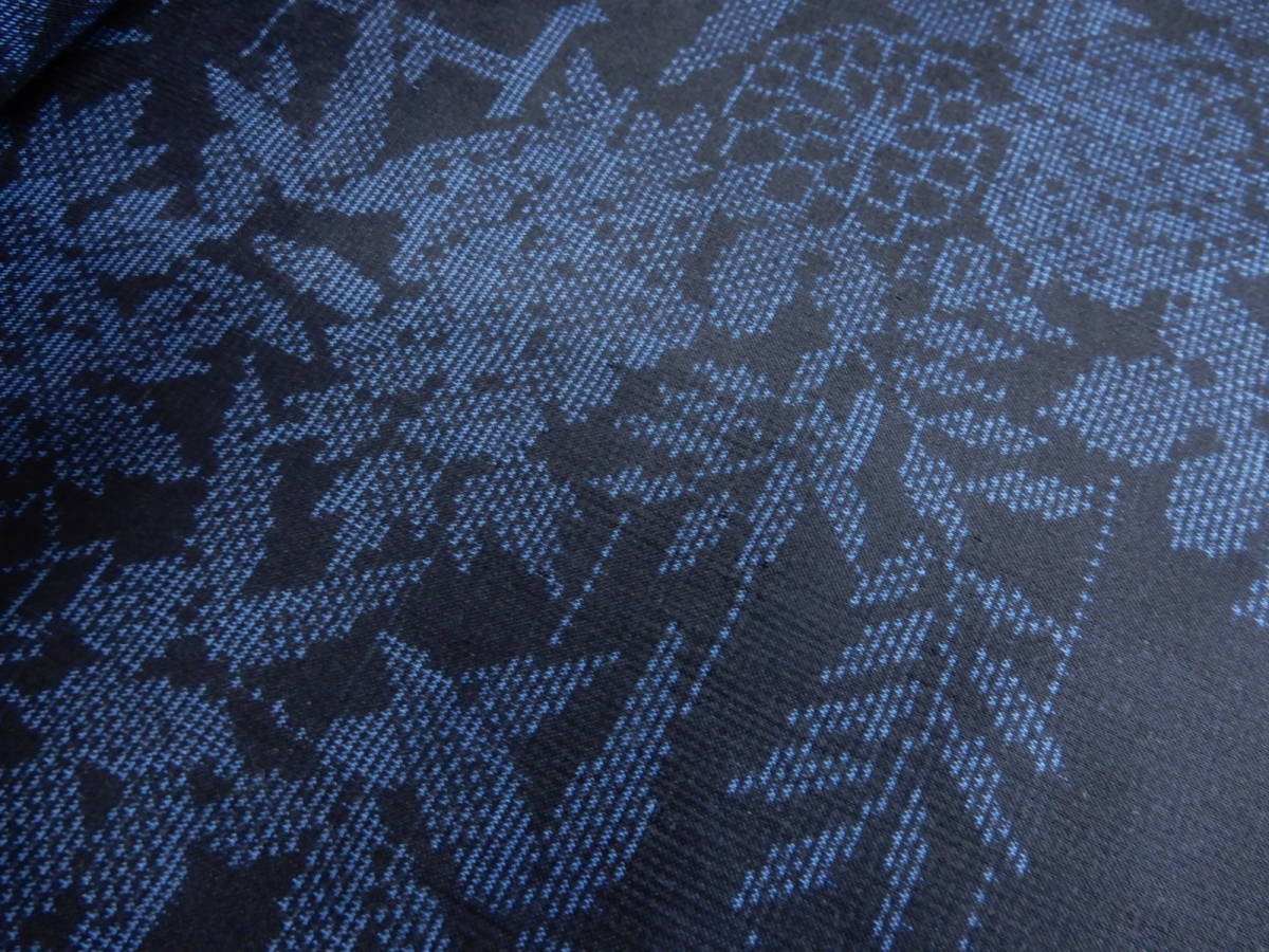 ＜銀の斧＞正絹・手織り大島紬反物・藍大島紬・合格品・長さおおよそ12m・縦横絣織_画像10