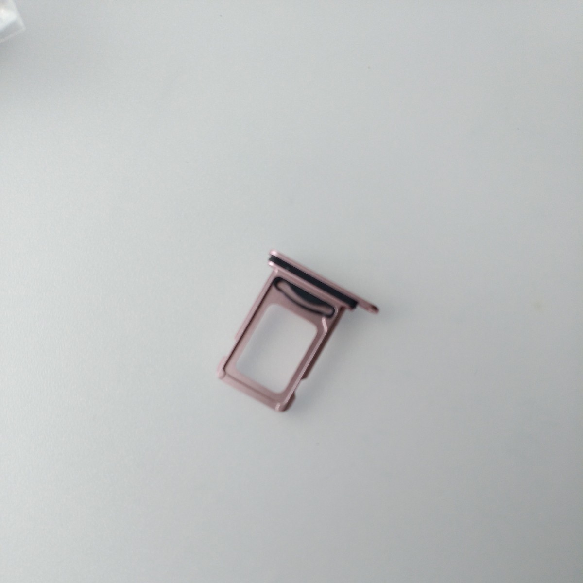iPhone15 ピンク　SIM＋SIMカードトレイ　_画像1
