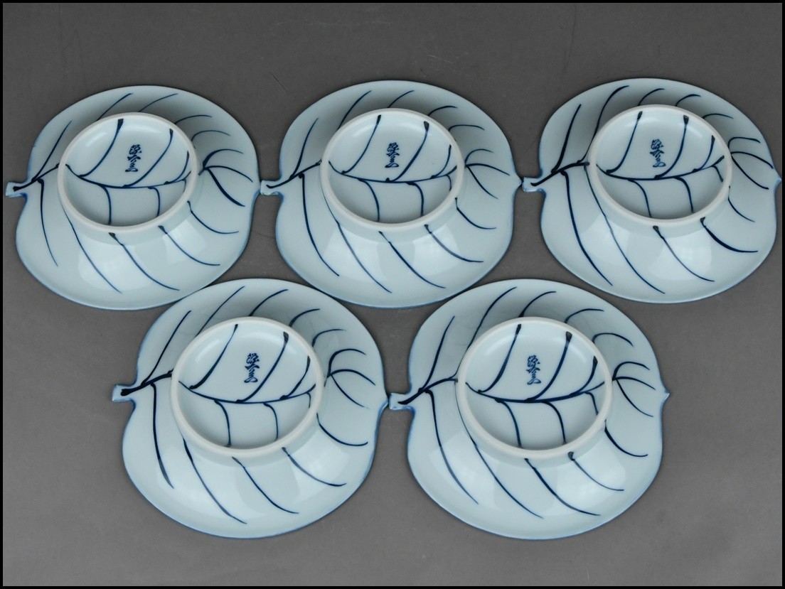 Arita .[ павильон . источник правый ..] белый фарфор с синим рисунком лист форма .. тарелка . покупатель вместе коробка DR23-1212