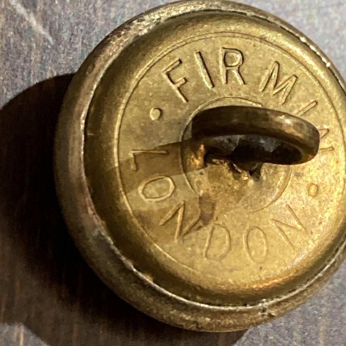 105986 英国　GAUNT LONDON Heraldic Shield ボタン　釦　小1個　真鍮製紋章 ボタン　制服　ミリタリー　アーミー　軍　軍用ボタン_画像3