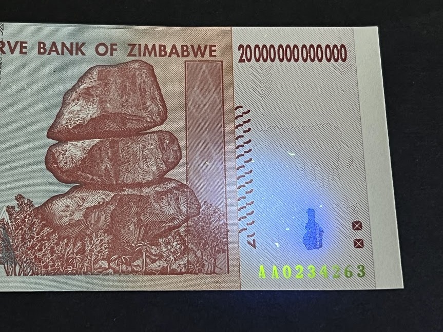 人気　本物保証　UVライト確認済み　★ジンバブエ ハイパーインフレ紙幣★ 20兆ドル札（20,000,000,000.000ドル札） _同じ束の紙幣のUVライト画像です。