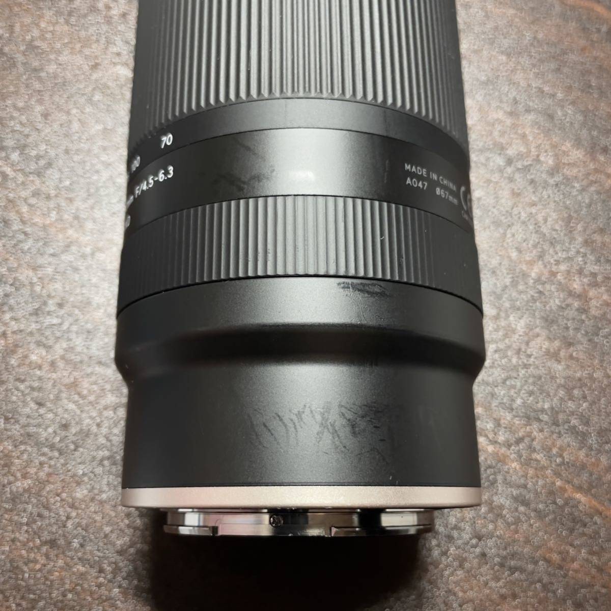 タムロン 70-300mm F/4.5-6.3 Di III RXD （Model A047） ニコンZ TAMRON ミラーレス用_テカリやスレがこのように何箇所かあります