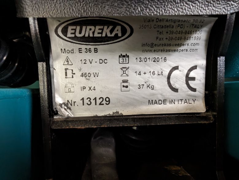 蔵王産業　バッテリー式　業務用 手押し式床洗浄機 スクラブメイトミニ360B_こちらが正しい銘板です。