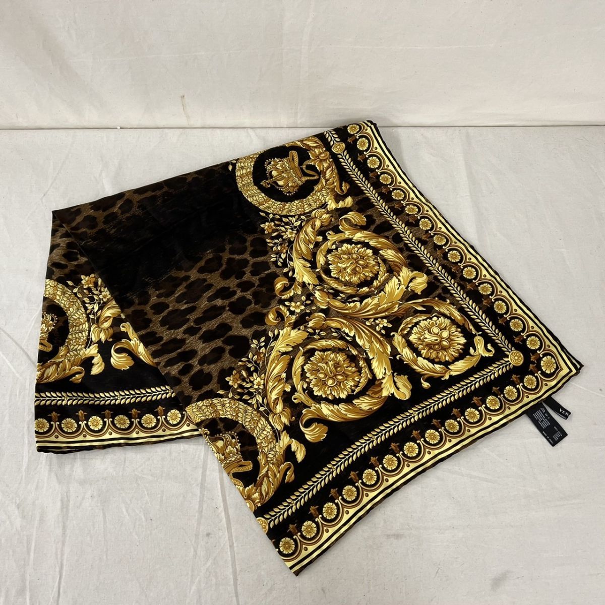 H206-H25-13◎ VERSACE ヴェルサーチ スカーフ 服飾小物 ファション小物 ブランド品 約86cm×86cm_画像1