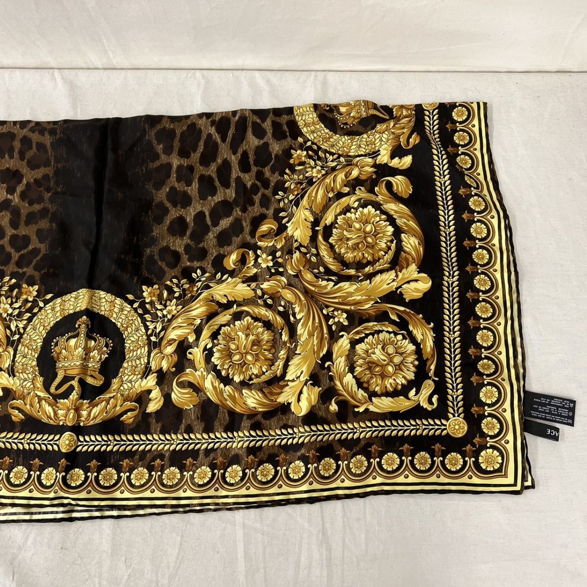 H206-H25-13◎ VERSACE ヴェルサーチ スカーフ 服飾小物 ファション小物 ブランド品 約86cm×86cm_画像3