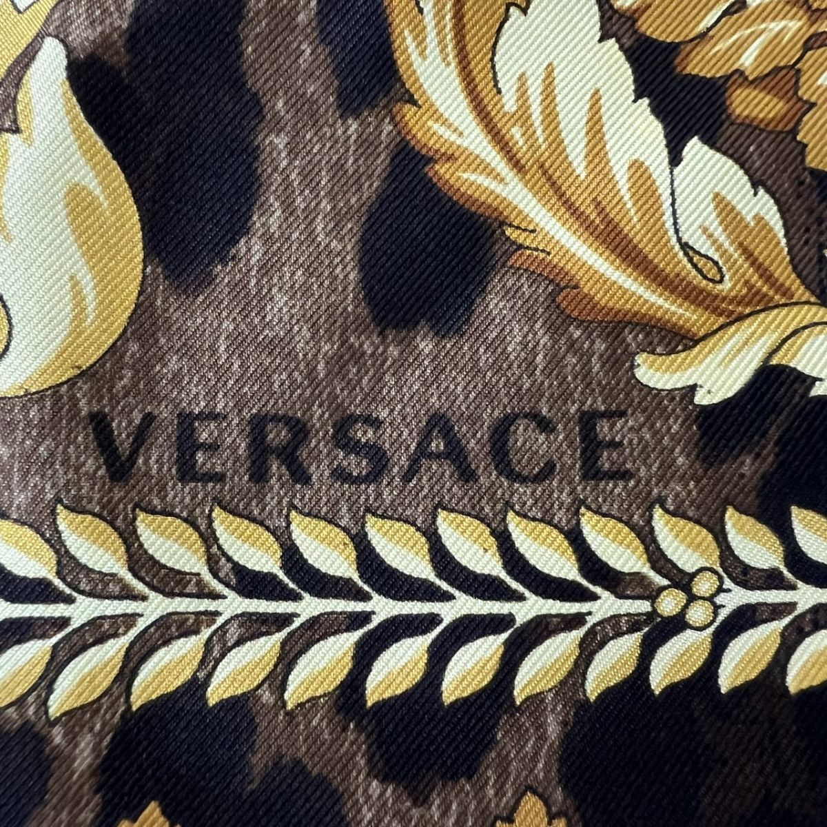 H206-H25-13◎ VERSACE ヴェルサーチ スカーフ 服飾小物 ファション小物 ブランド品 約86cm×86cm_画像8