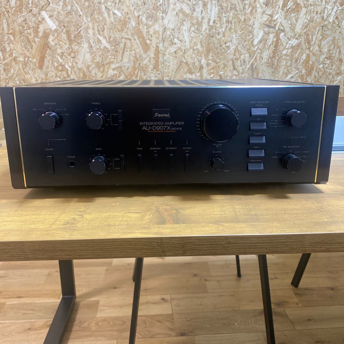 2311F8 Sansui 山水 AU-D907X DECADE プリメインアンプ オーディオ機器 サンスイ オーディオ 通電のみ確認_画像1