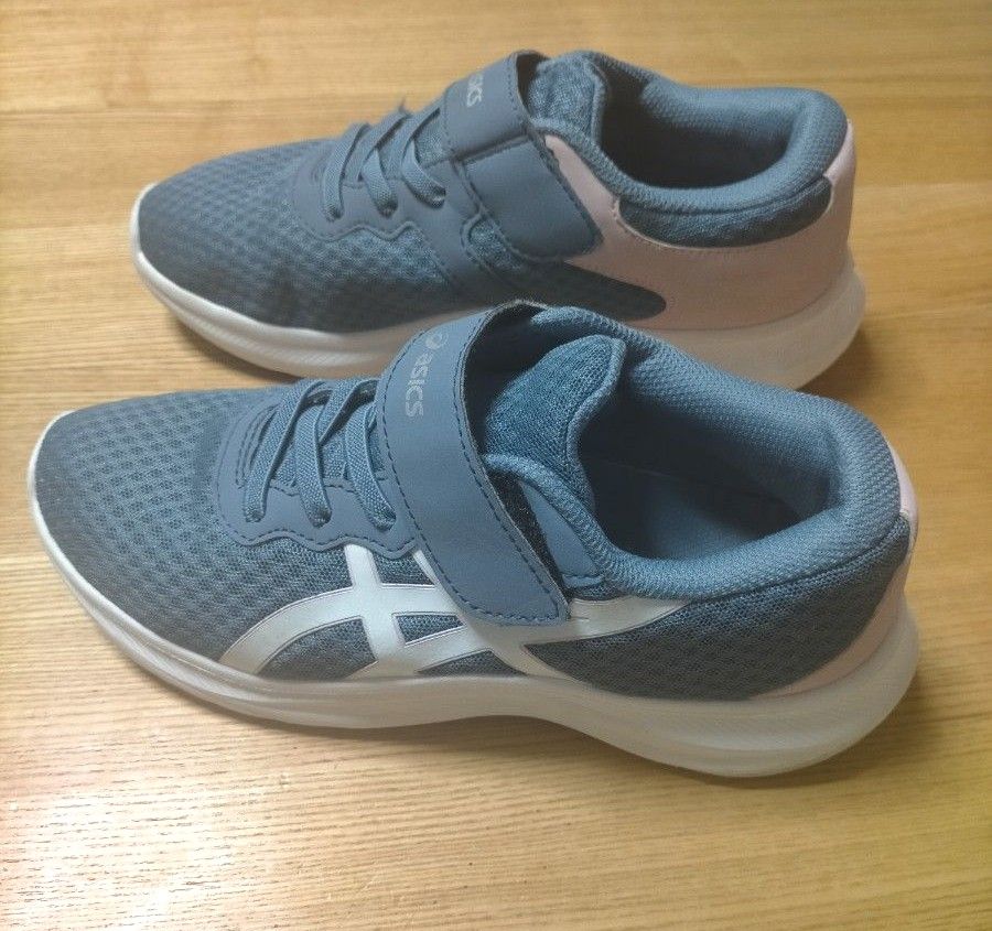 ASICS　キッズスニーカー