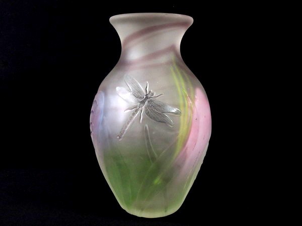 陽刻蜻蛉蝶紋硝子花瓶　花器　高さ18cm 超蝶綺麗_画像2