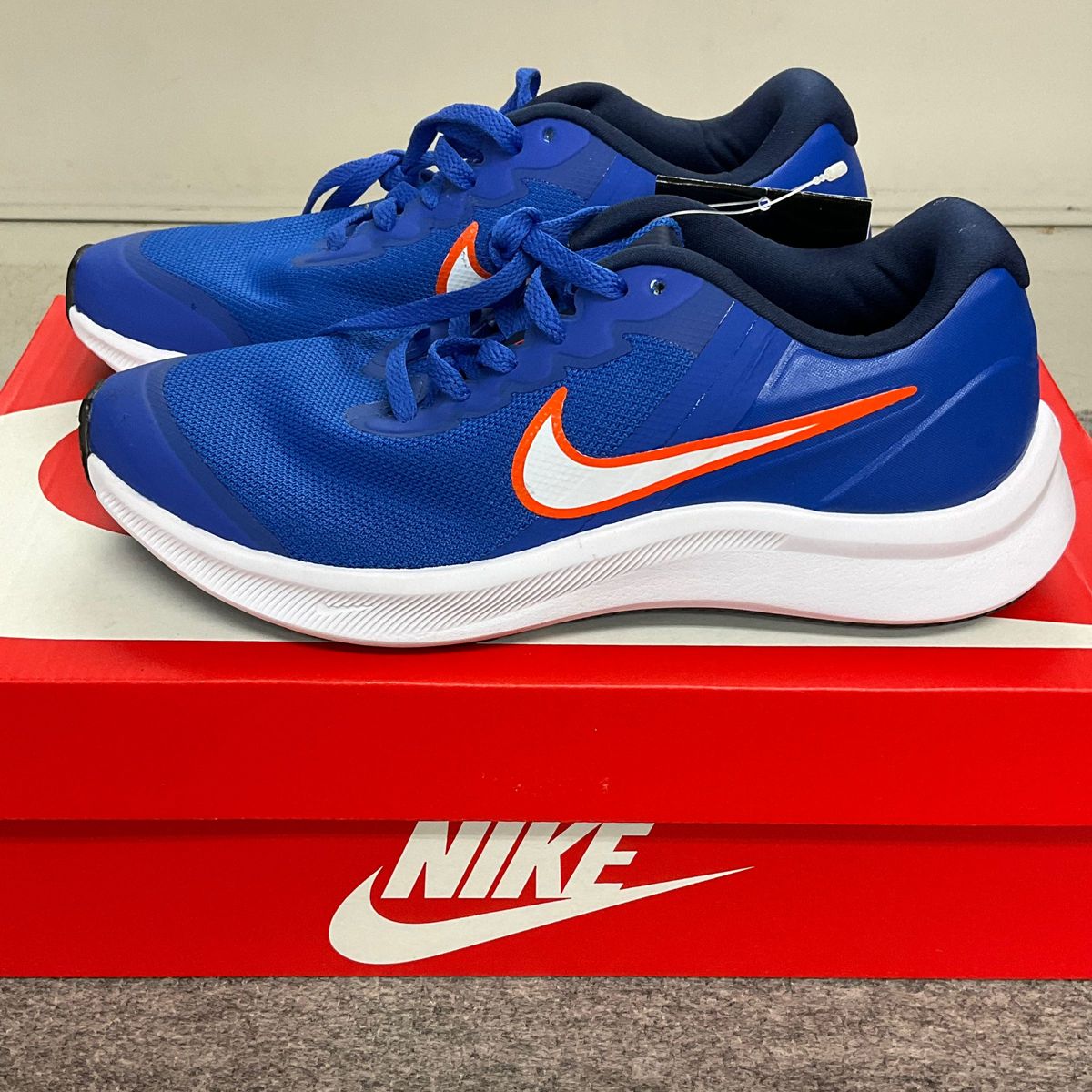 NIKEナイキレディーススニーカージョギングランニングシューズブルー新品22.5 ナイキシューズ　ナイキスニーカー