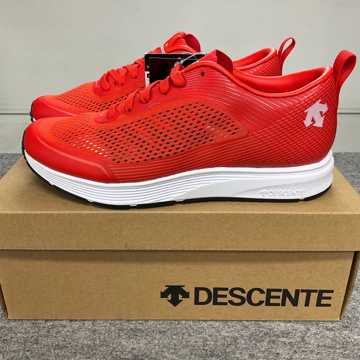 DESCENTE デサントレディーススニーカージョギングランニングシューオレンジ　デサントシューズ　デサントスニーカー