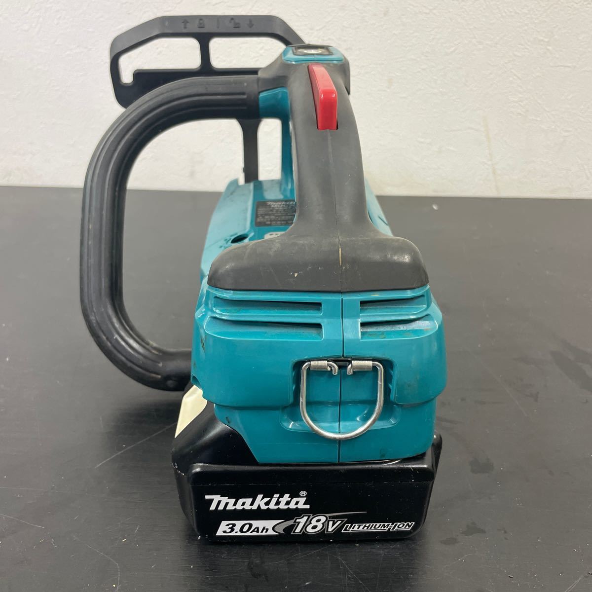 d☆●62 makita 充電式チェーンソーMUC204D 18Vバッテリー 付き 電動工具 大工道具 切断機 工具箱付き　取扱説明書付き 替刃付き　マキタ _画像5