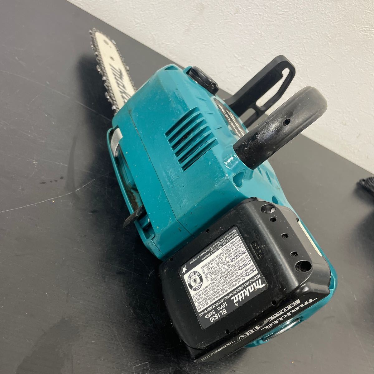 d☆●62 makita 充電式チェーンソーMUC204D 18Vバッテリー 付き 電動工具 大工道具 切断機 工具箱付き　取扱説明書付き 替刃付き　マキタ _画像7