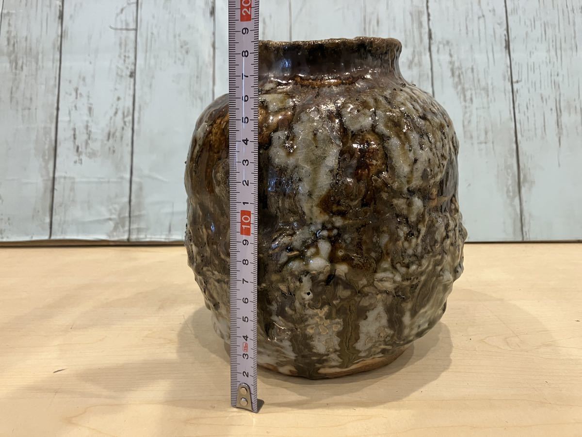 c◇004● 月形那比古 鬼志の蹲花入 志野焼 共箱 仕覆付 高さ20cm 花瓶 花器 華道具 伝統工芸 茶道具 陶器 壺 月形伊比古_画像2