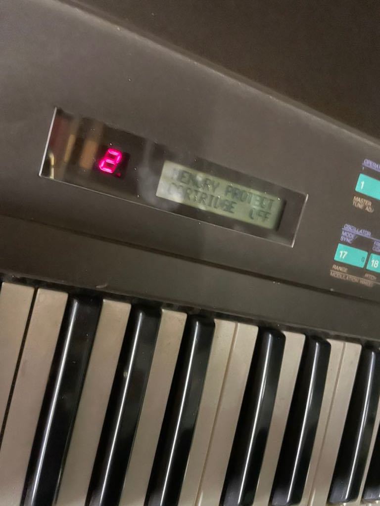 f☆東113 名機 YAMAHA ヤマハ　DX7　シンセサイザー　キーボード　ピアノ　楽器　鍵盤楽器 電子ピアノ ロム付き ジャンク_画像3