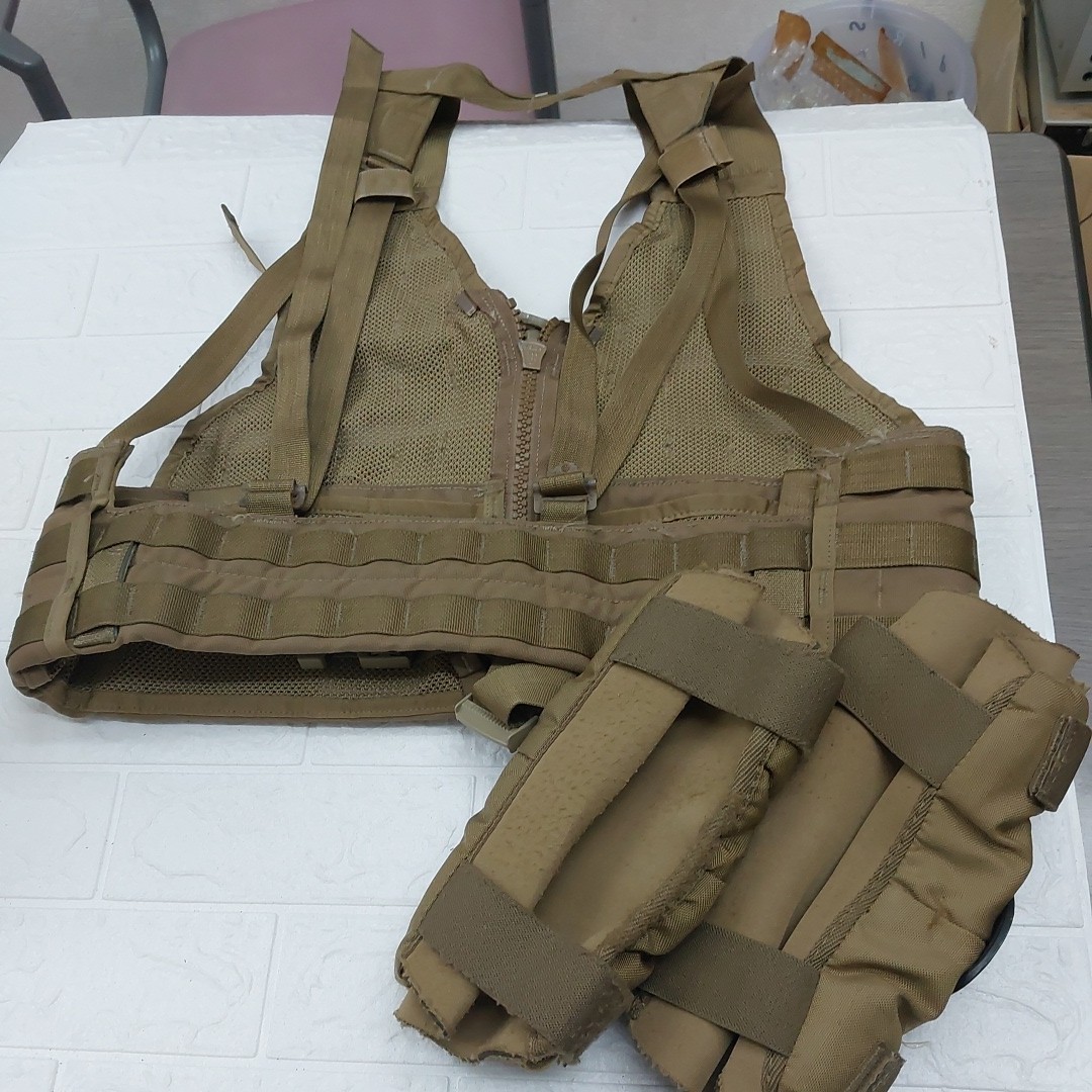 アーミーベスト　肘当てセット サバゲー 迷彩 カーキ　US サバイバル　ミリタリー　軍服　チョッキ　ジッパーYKK_画像2