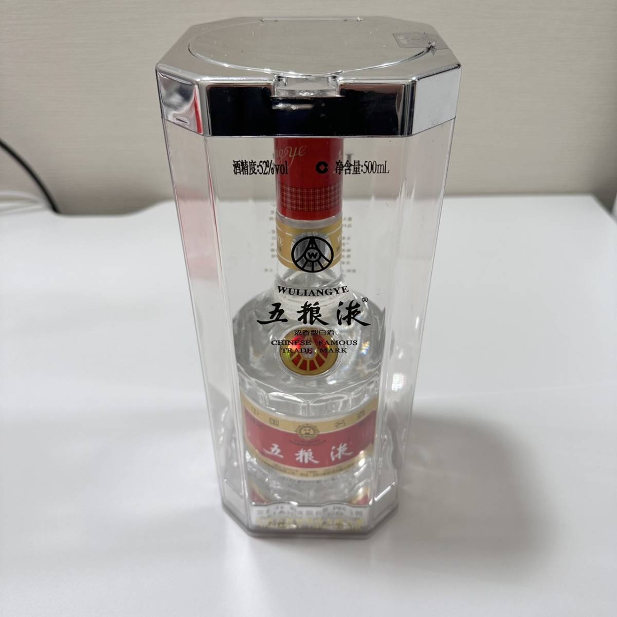 【TOA-2881】 1円～ 五粮液 ごりょうえき WULIANGYE ウーリャンイエ 500ml 52% 中国酒 古酒 ケース 巾着付 新品未開栓 現状保管品_画像2