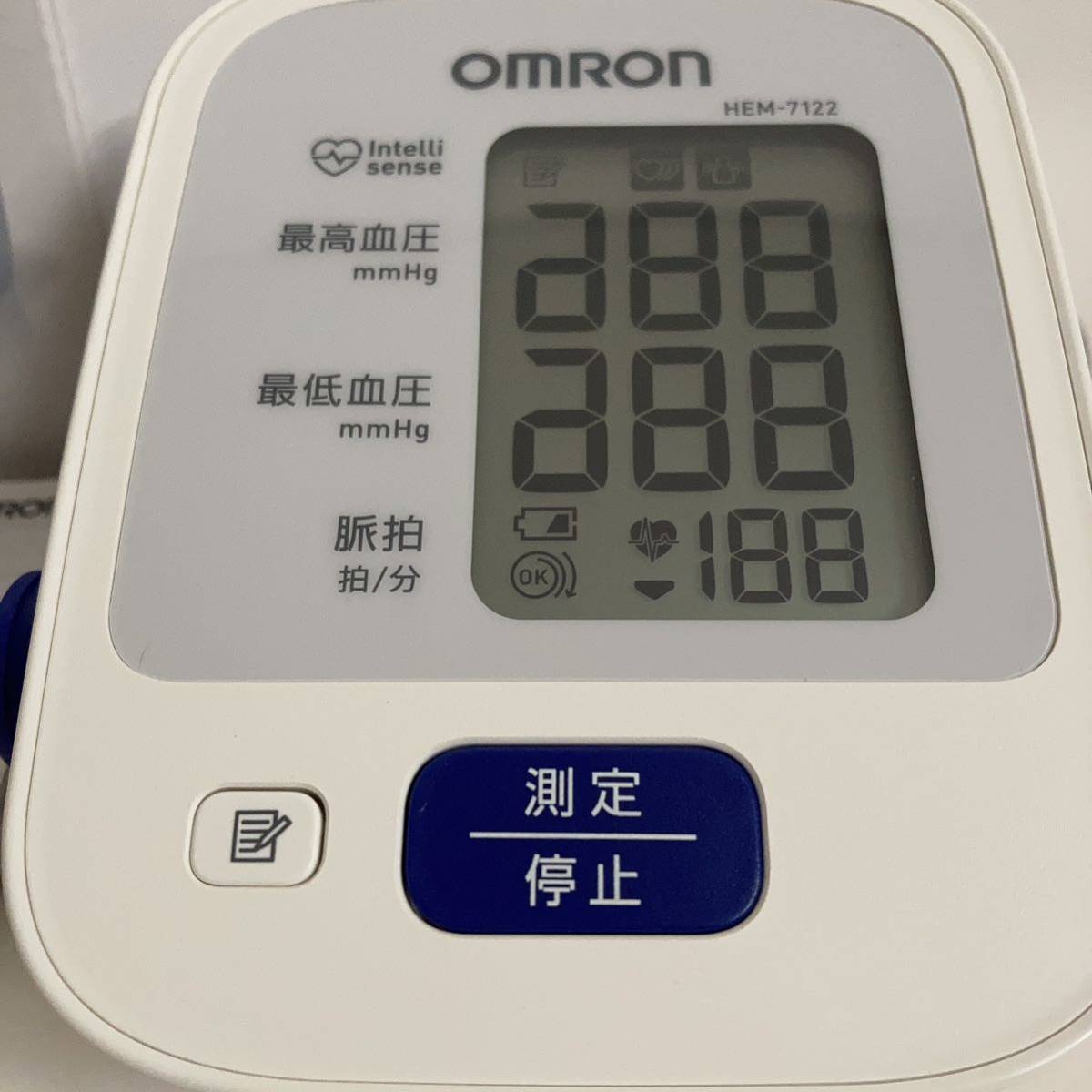 OMRON オムロン 上腕式血圧計 HEM-7122 中古 動作確認済 自動電子血圧計 30回メモリ 健康器具 電池式_画像3