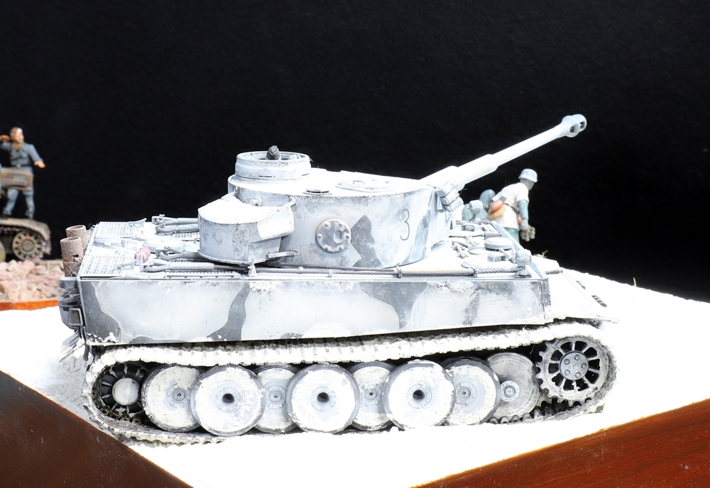 1/35 ドイツ軍 タイガーⅠ 極初期型 冬季戦ジオラマ制作完成品（作品サイズ幅250mm×奥行250mm×高さ150mm）_画像8