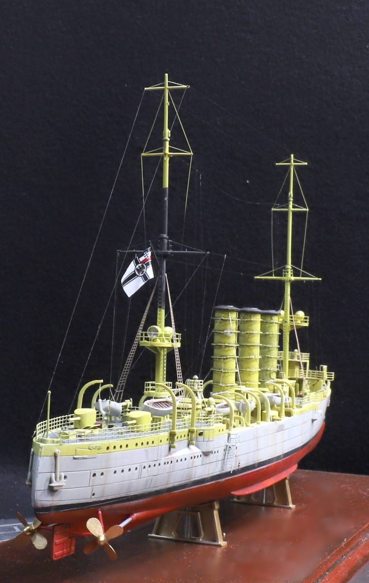 プロモデラーK氏制作 1/350 ドイツ海軍 軽巡洋艦 エムデン完成品（長さ410ｍｍ×幅110ｍｍ×高さ180ｍｍ）アクリルケース付_画像4