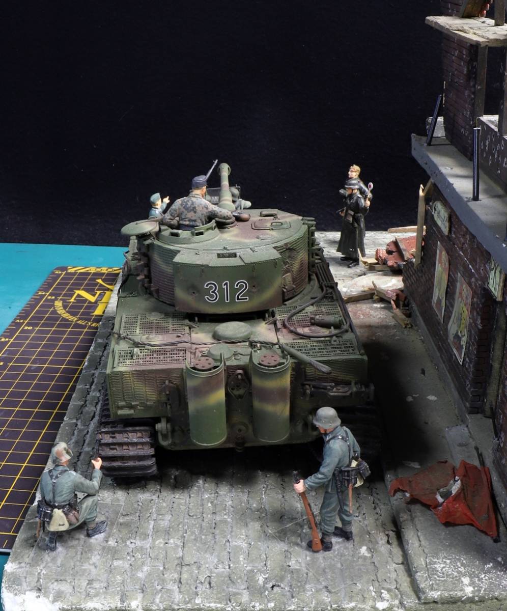 1/35 タイガーⅠ重戦車＆キュベル・ワーゲン 市街地戦ジオラマ 制作完成品 作品サイズ（W24cm×D37cm×H20cm）_画像7