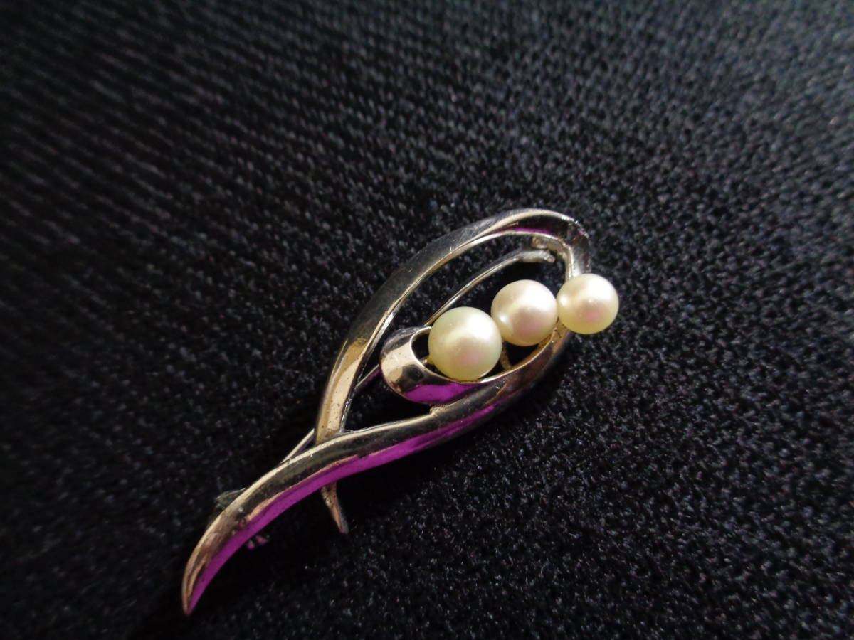 ＊100円～【美品】MIKIMOTO M/S 刻印 ミキモトパール 約5.0㎜~6.0㎜ 三粒本真珠付 シルバーカラー デザインブローチ＊K-24_画像2