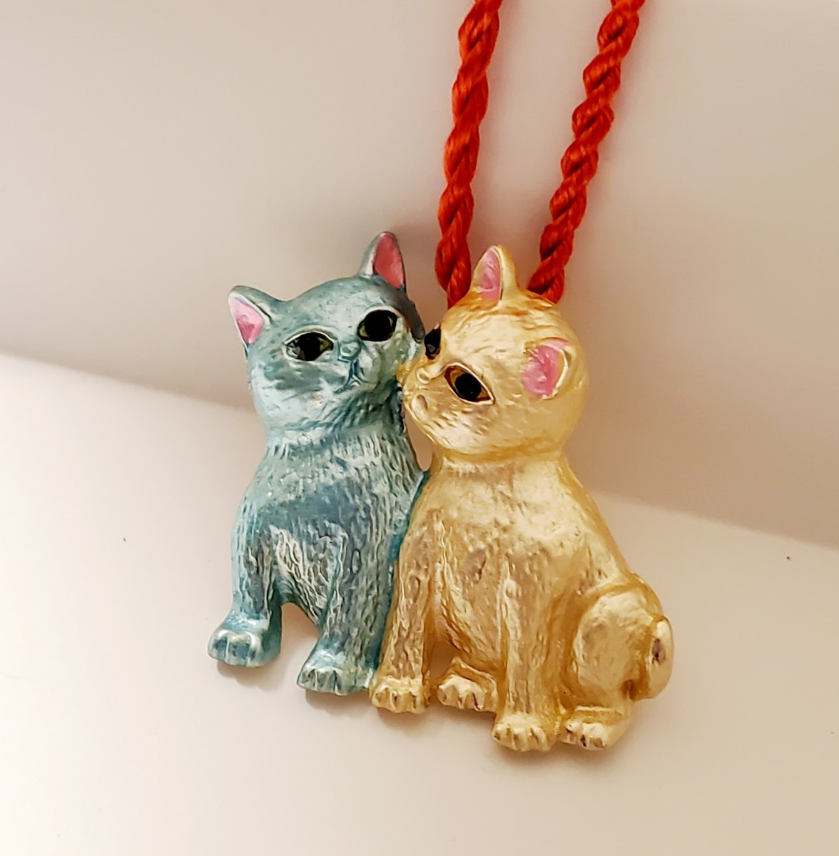 猫のブローチ　ペンダント兼用　猫のカップル　青とゴールド　猫の雑貨　HANAKO