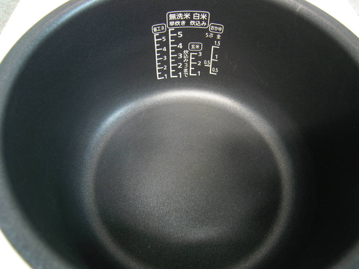 ■アイリスオーヤマ マイコン炊飯ジャー　RC-ME50-W　5.5合炊き 2021年製 中古品■_内釜きれいです。