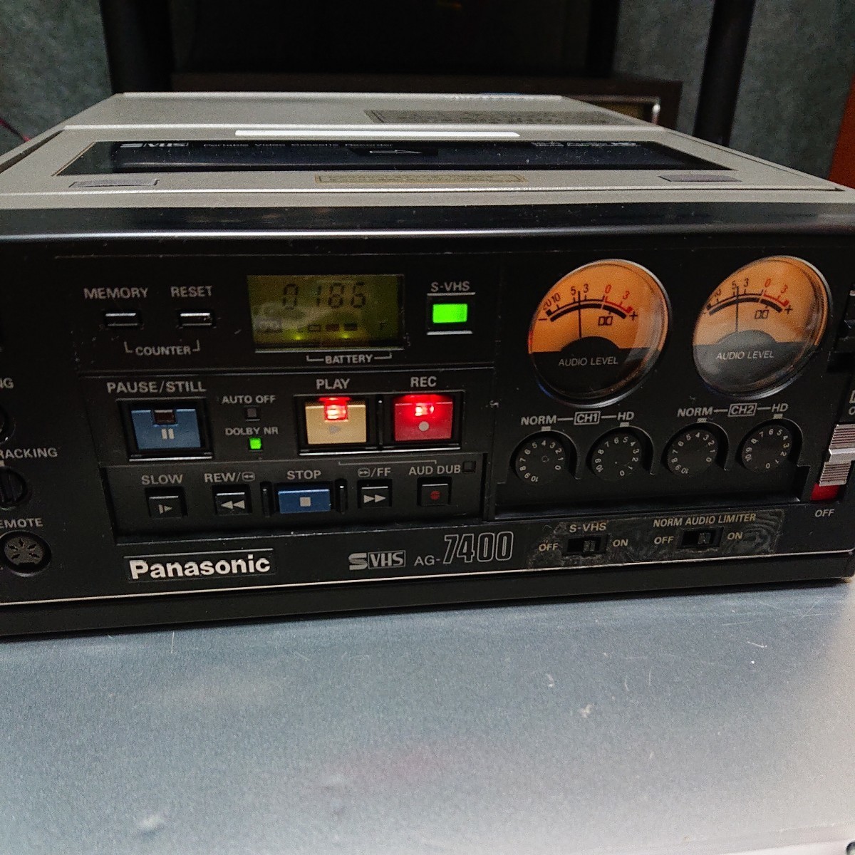 ④【ジャンク】Panasonic パナソニック S-VHS ポータルビデオレコーダー AG-7400 本体とキャリングケース （※説明欄要確認）_S-VHS録画中