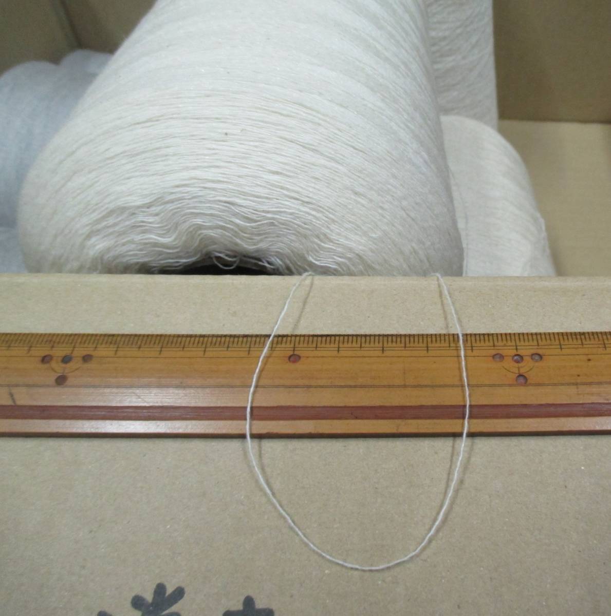 KH328 糸 ◆　カシミヤ100%　1/20×水ビ巻き　(注)　◆　(内容量:箱の半分程度)　編み物などに_画像4