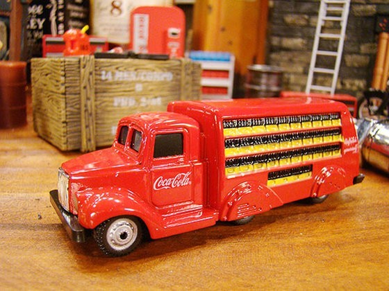 コカ・コーラ ボトルトラック　ミニカー 1/87スケール（1937年モデル ） アメリカ雑貨 アメリカン雑貨_画像1