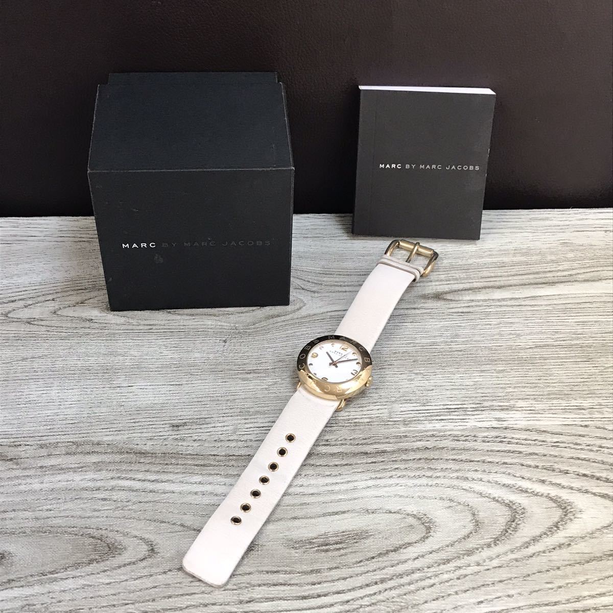 125-0099 MARC BY MARC JACOBS マークバイマークジェイコブス MBM1150 レディース腕時計 レザーベルト ホワイト 電池切れ 動作未確認_画像1