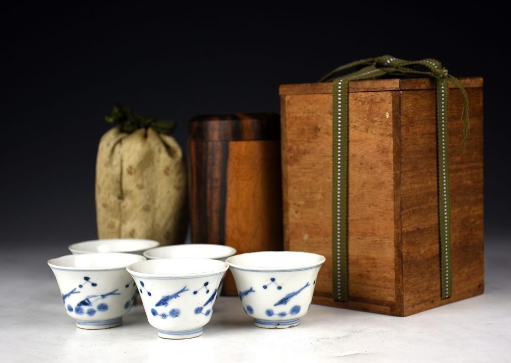 【蔵A2503a】中国古美術　染付藻魚紋煎茶碗　成化年製　仕覆　黒柿箱　外箱
