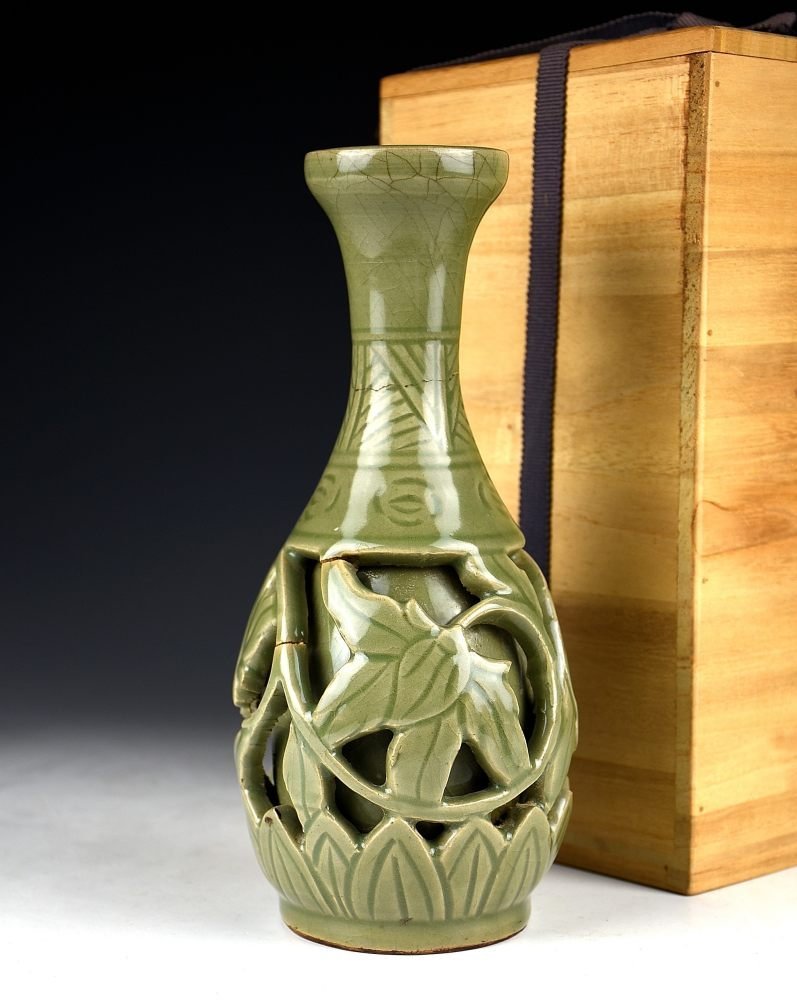 【蔵A1286】中国古美術　龍泉窯　青磁透かし瓶　明時代保証　首部にニュウあり