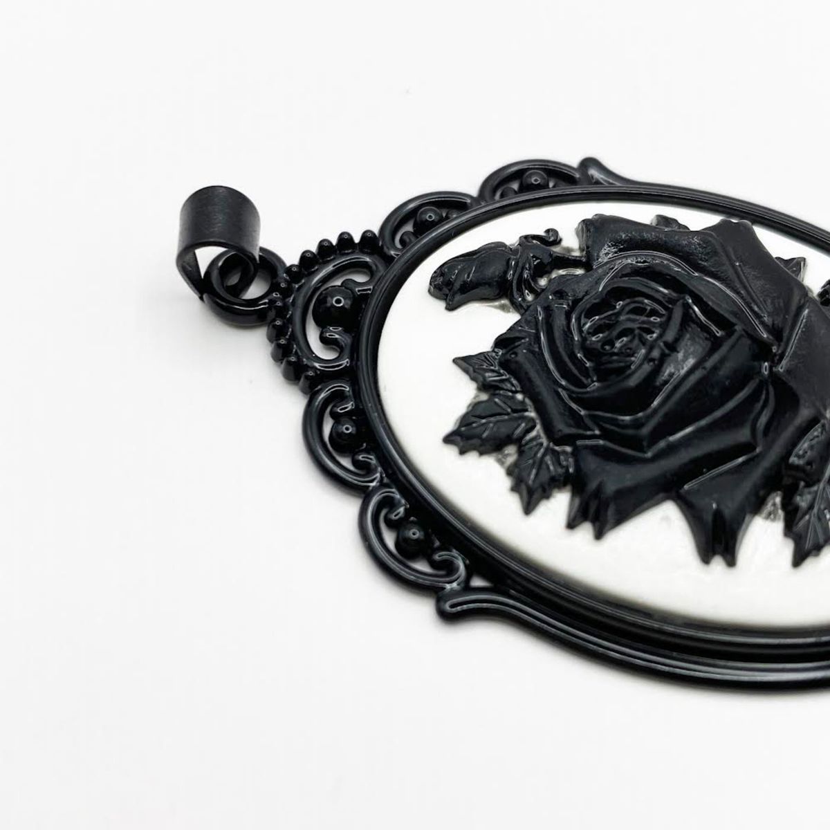 値下げ中★カメオモチーフのペンダント　アンティークな黒バラデザイン