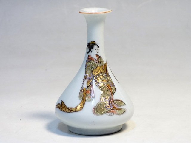 K12045【時代物 九谷 岩花】美人図 花器 高さ9.6cm 白磁 金彩 花瓶 花入 花生 一輪挿し_画像1