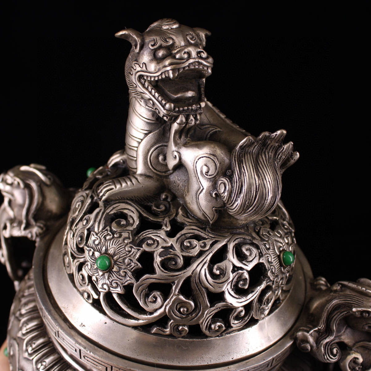 館蔵珍品 銅製 銀鍍 寶石嵌 雙獣耳 獅蓋三足熏 館蔵珍品 銅製 銀鍍 寶石嵌 雙獣耳 獅蓋三足熏