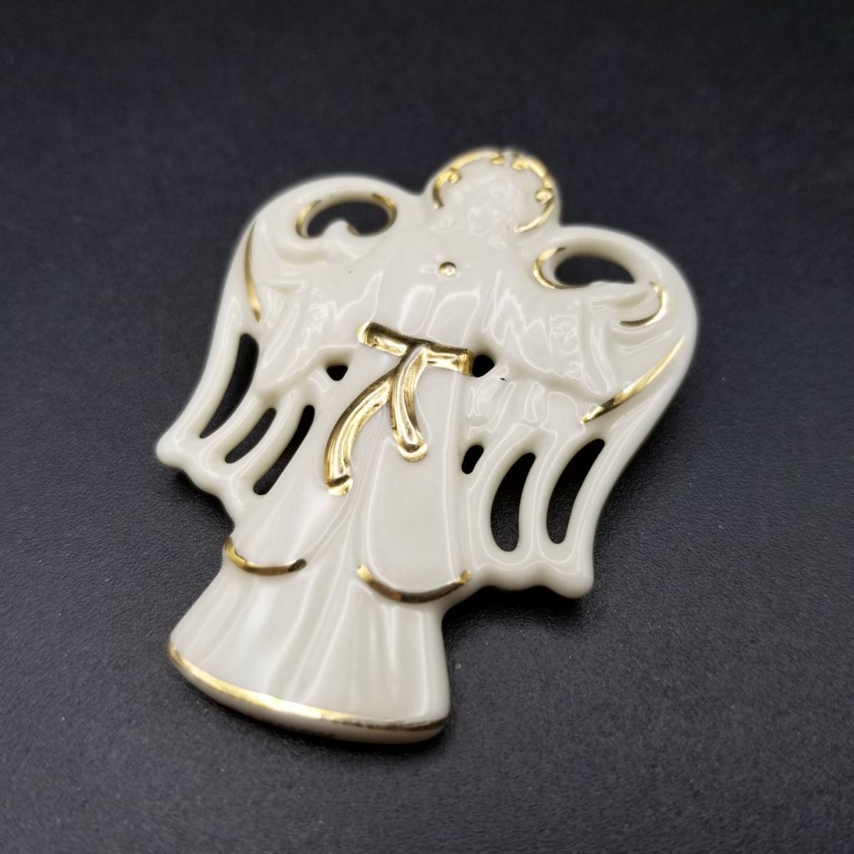 聖母 マリア像 女神 モチーフ ホワイト ゴールドトーン 大ぶり 存在感 ヴィンテージ ブローチ チャームペンダント 輸入 Y12-Aの画像3