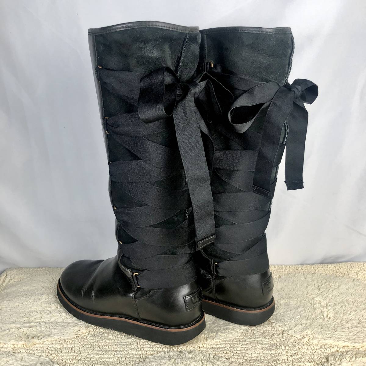 【日本未発売！】即決★UGG★24.0cm アグ ロングブーツ リボン ボア レザー ムートン レディース 本革 黒色 ブラック ブーツ 靴 S107_画像9